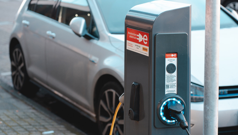 electriccarchargingstreet_6000_01