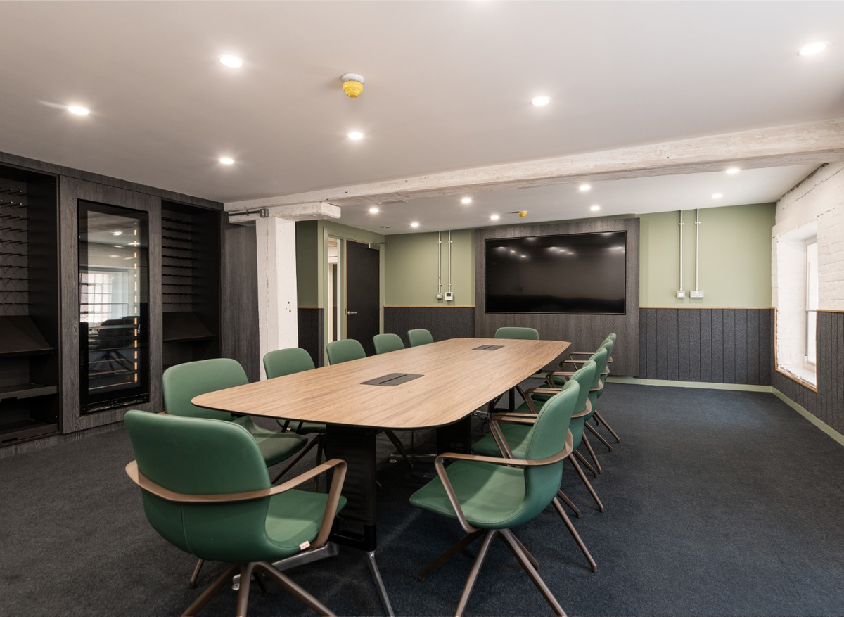 Corporate boardroom design with acoustic panels and highend boardtable 