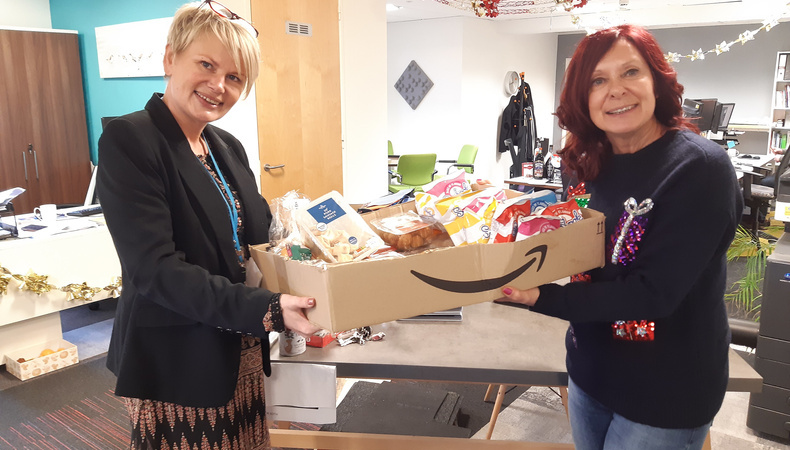 29jan2020_julieandersoncollectingfoodfortherapinteriorshelpthehomelessfundraiser_4608