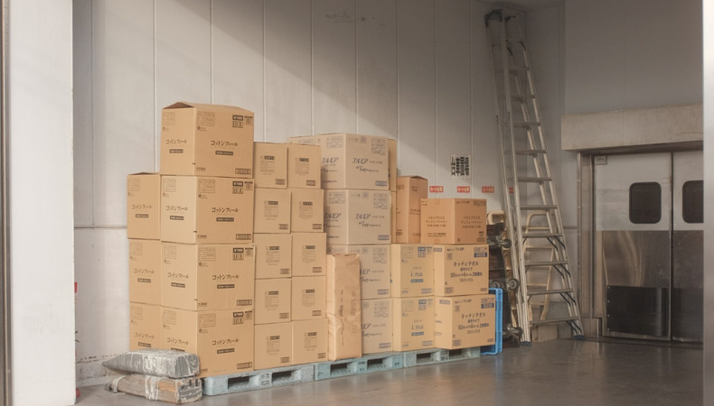 relocatinglondonofficewithmovingboxes_1619