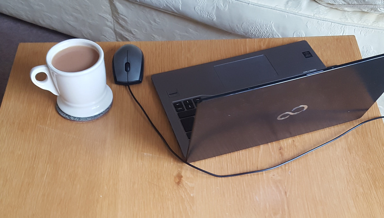 mug_and_laptop_2825
