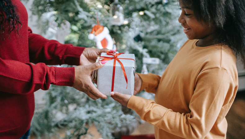 64DC-child-with-christmas-gift-1701172015.jpg