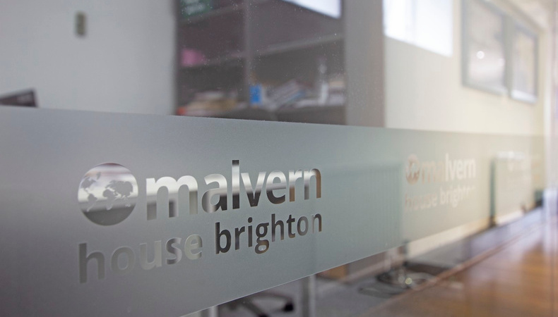 06sept_2019_companylogoglassmanifestationatlanguageinactioninbrighton_1620
