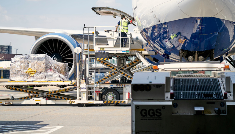 cargo_being_loaded_on_to_an_aircraft_4644