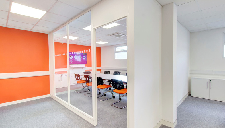 ameetingroomwithashareddeskandtvscreenconceivedbyrapsofficedesigners_1622